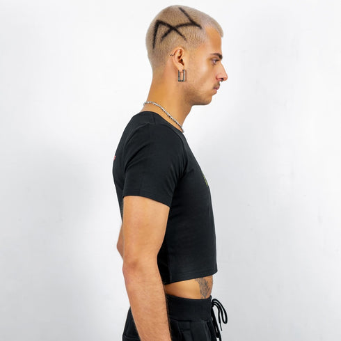 Schwarzes "Off Track" Crop Top von Technostoff für Raver von der Seite
